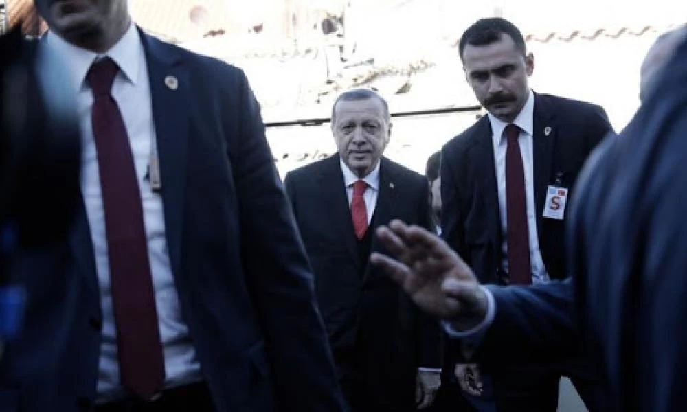 Σωματοφύλακας του Ερντογάν σε ρόλο ''τροχονόμου'' «Κάτσε σωστά!»